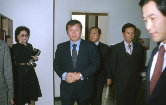 1980년 12월 최종현 SK 선대회장이 유공(現 SK이노베이션) 인수 후 첫 출근하여, 사무실에서 직원들과 인사를 나누고 있다. SK 제공
